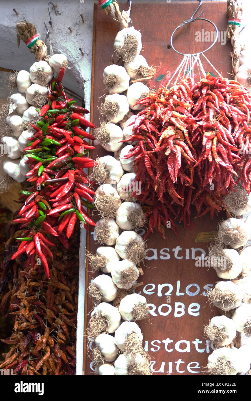 Chilischoten und Knoblauch zum Verkauf außerhalb einen Shop, Amalfi, Amalfiküste, Kampanien, Italien Stockfoto