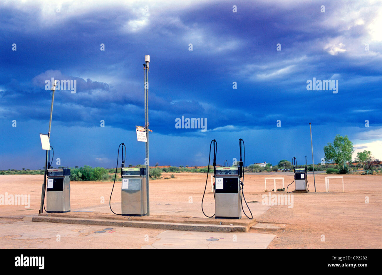 Northern Territory, Zapfsäulen und nahenden Gewitter im Outback im Roadhouse Curtin Springs Stockfoto