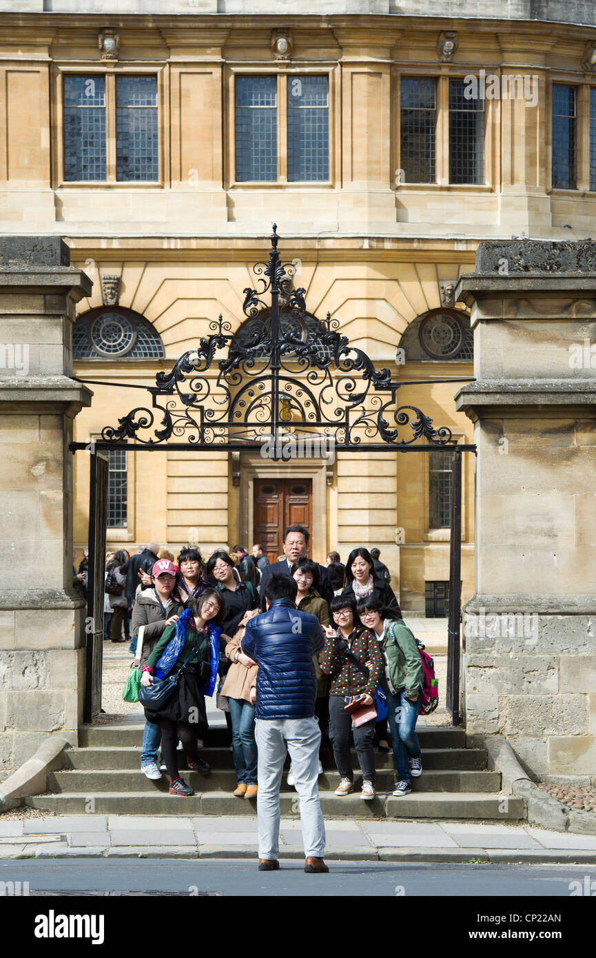 Japanische Touristen dort Foto außerhalb Sheldonian Theatre, Oxford, Oxfordshire, England gebracht Stockfoto