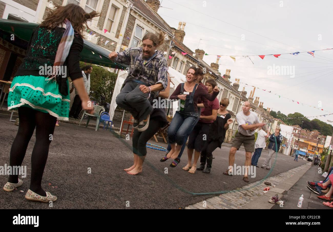 Überspringen Spiel (mit Schlauch), bei einem Straßenfest, Bristol, England. Stockfoto