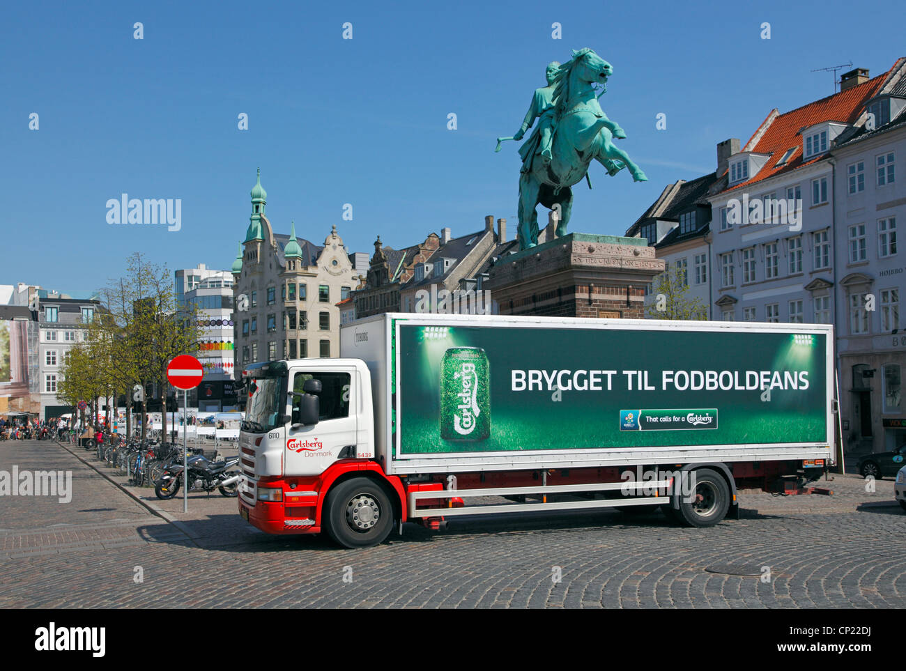 Carlsberg Lieferung LKW vor Absalon Reiterstatue in der Nähe von Højbro Plads in zentralen Kopenhagen, Dänemark Stockfoto