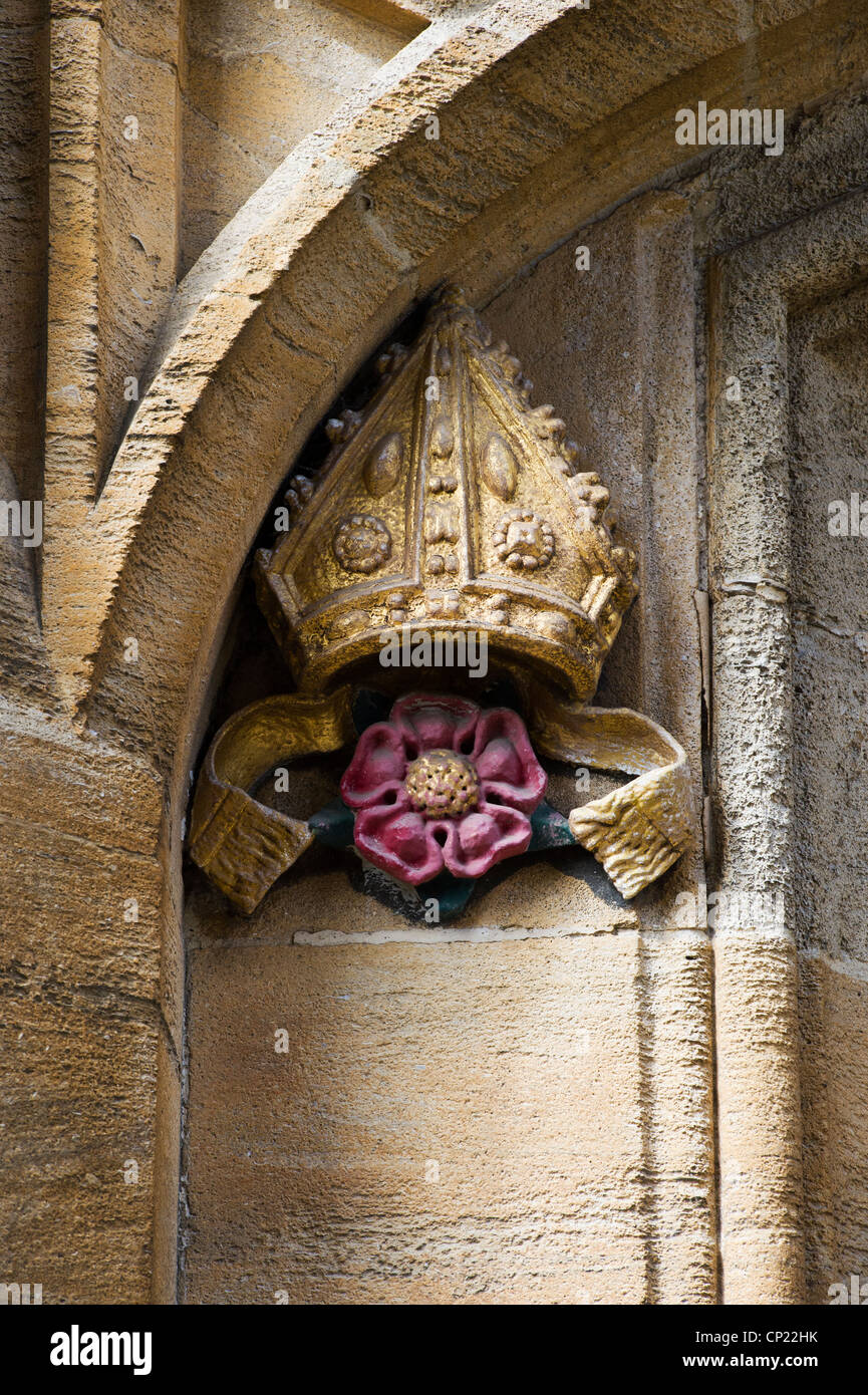 Stein gemeißelt Tudor Rose und Mitra in Braesnose College, Universität Oxford, Oxfordshire, England Stockfoto