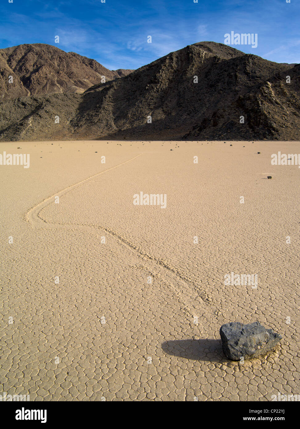 Einen gleitenden Felsen und es ist Track auf der Playa der Rennstrecke Valley, Death Valley Nationalpark, Kalifornien Stockfoto