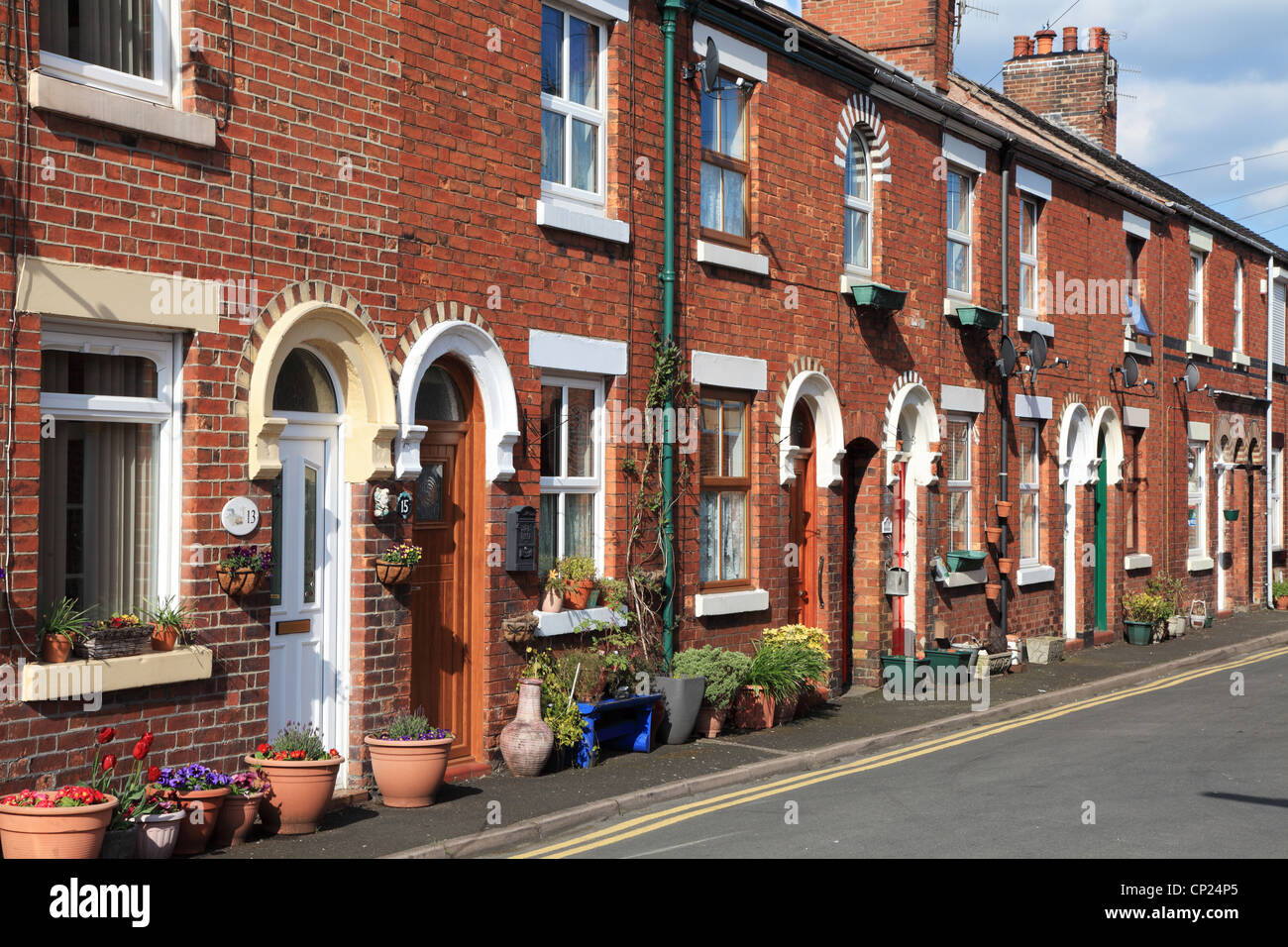 Reihe von Reihenhäusern in der York Street mit Blume Töpfe, Lauch, Staffordshire, England UK Stockfoto