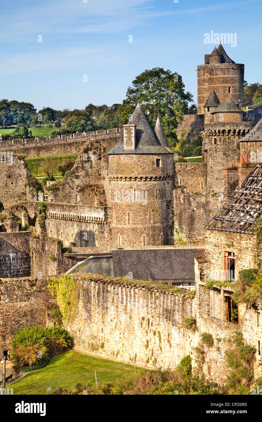 Stadtmauer und schloss bei Fougeres, Bretagne, Frankreich Stockfoto