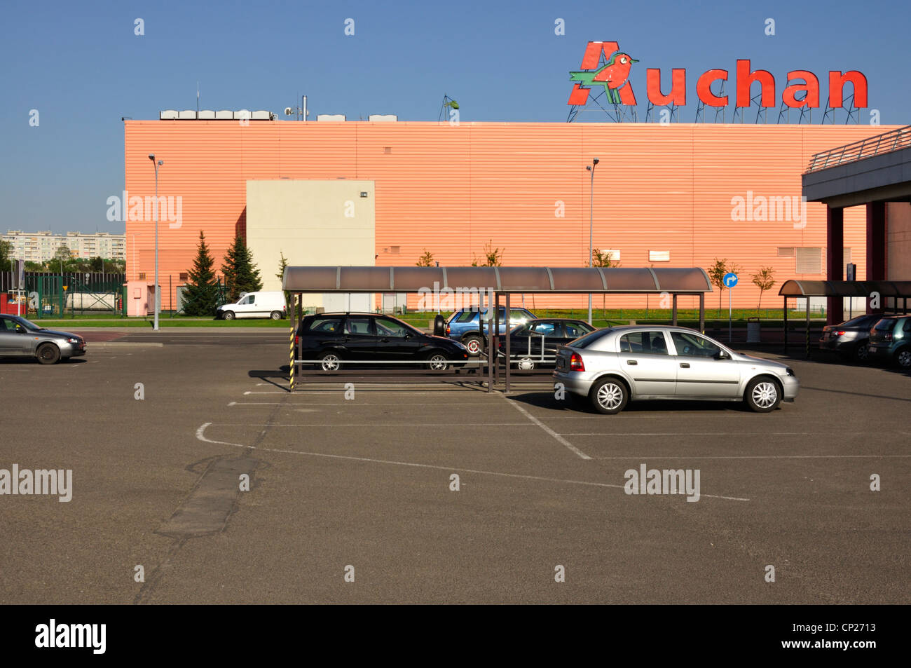 Auchan, französischen Supermarkt - Blick auf Parkplatz Stockfoto