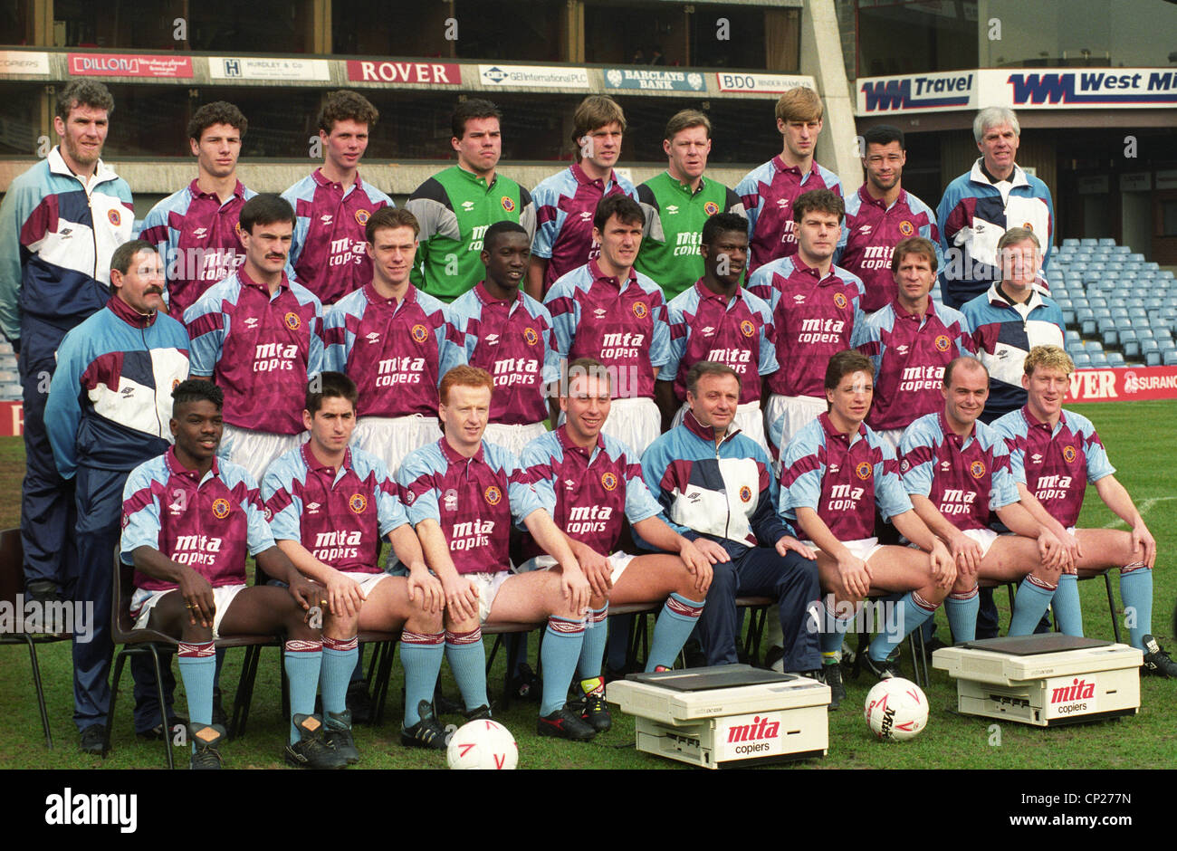 Aston Villa Trainer Josef Venglos und sein Team 27/2/91. David Platt, Dwight Yorke, Tony Daley, Gordon Cowans Stockfoto