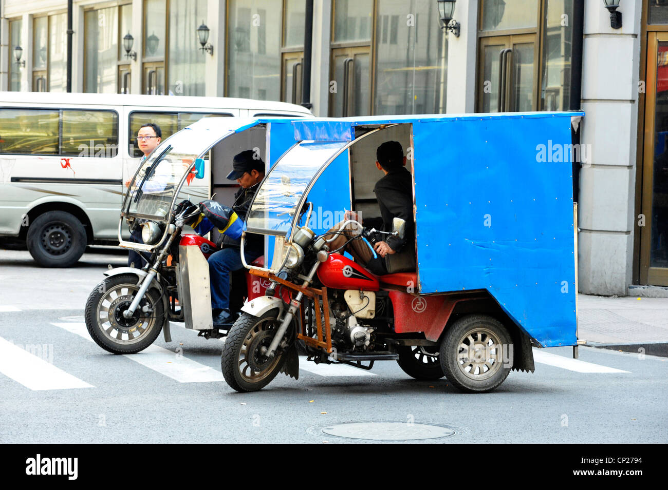 Motorrad-Taxis in Shanghai. Stockfoto