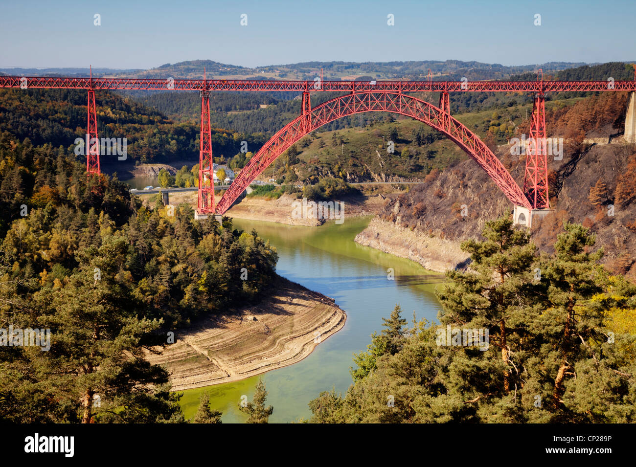 Garabit-Viadukt, entworfen von Gustave Eiffel, überspannt den Fluss Truyere an Garabit, Auvergne, Frankreich. Stockfoto