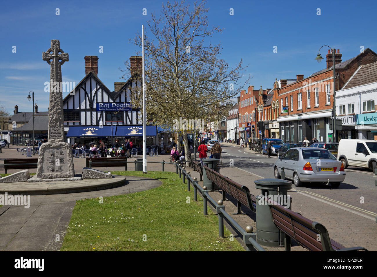 Biggleswade High Street und Krieg-Denkmal, Bedfordshire, England Stockfoto