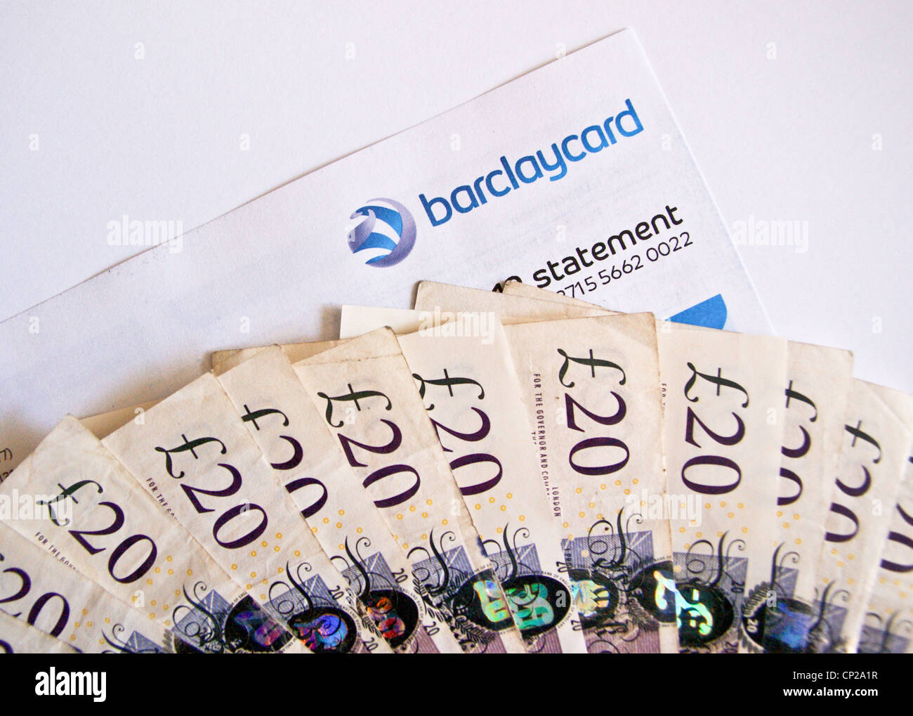 Eine Barclaycard Kreditkarten-Abrechnung mit zwölf Tönen £20 (zwanzig Pfund Sterling) Stockfoto