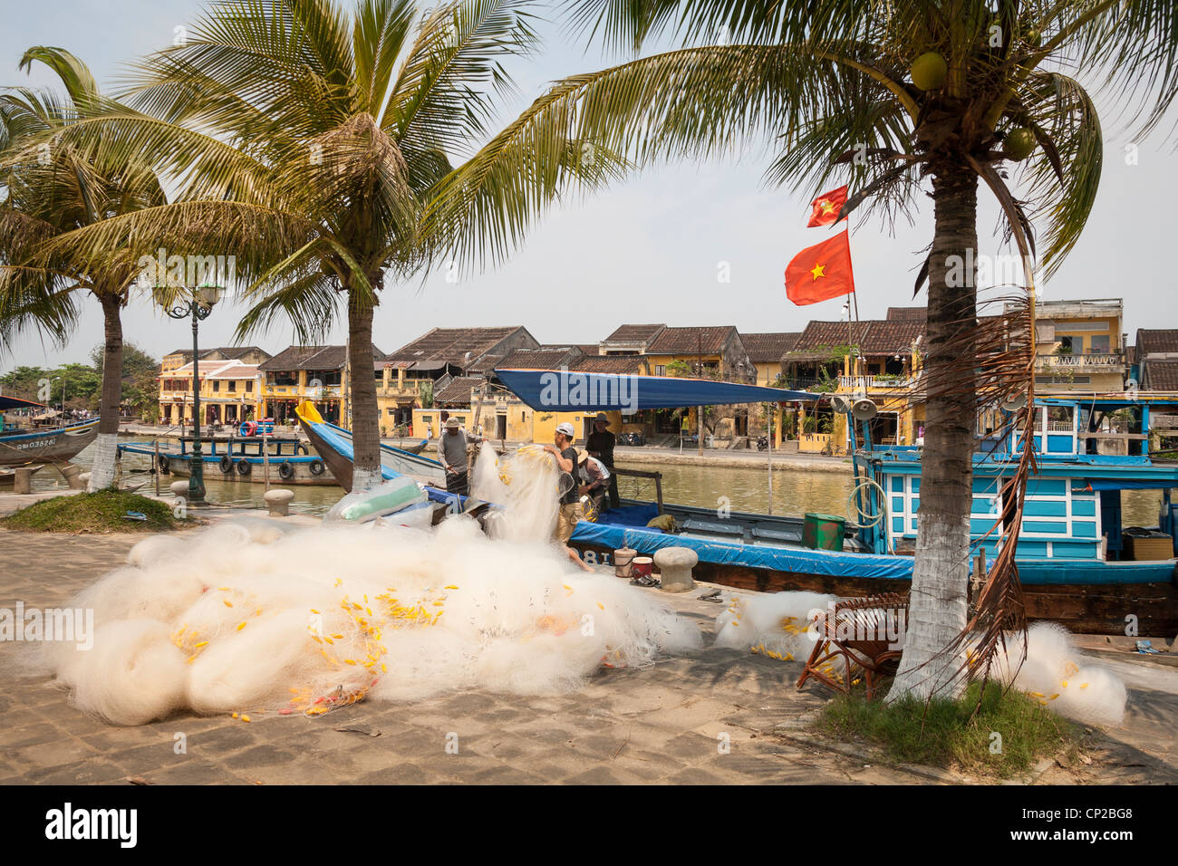 Fischer laden Fischernetze auf ihr Boot, Thu Bon Fluss, Hoi An, Provinz Quang Nam, Vietnam Stockfoto