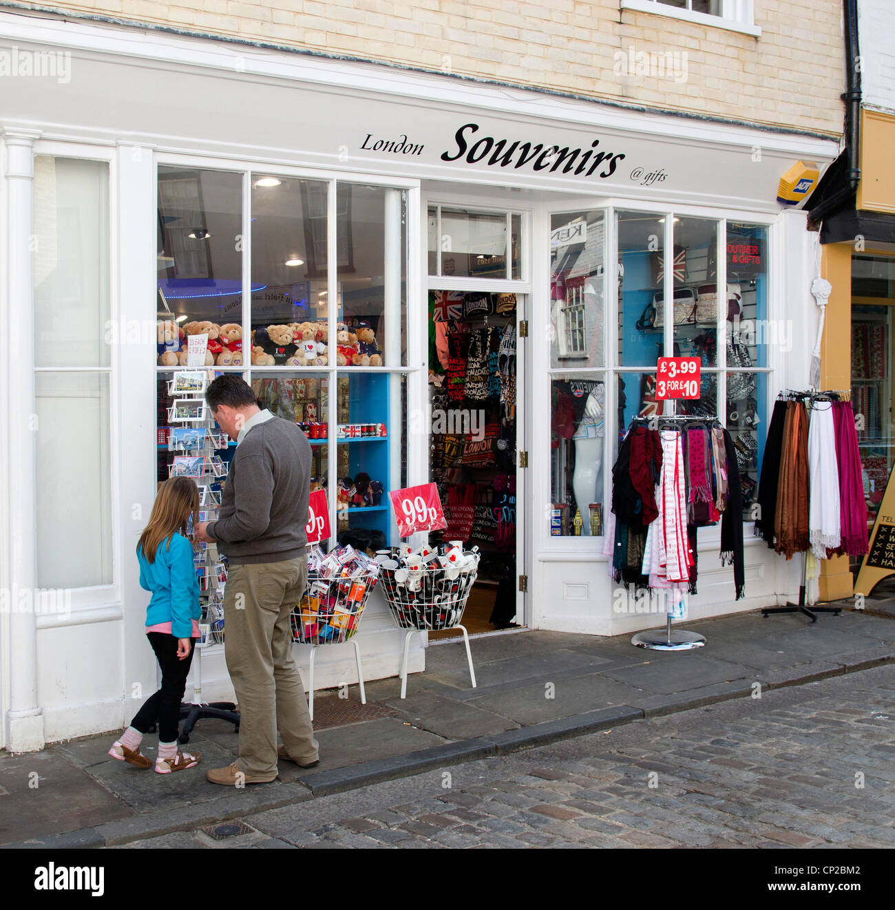 Souvenir Shop, Sun Street, Canterbury Kent UK touristischen Auswahl Postkarten Stockfoto