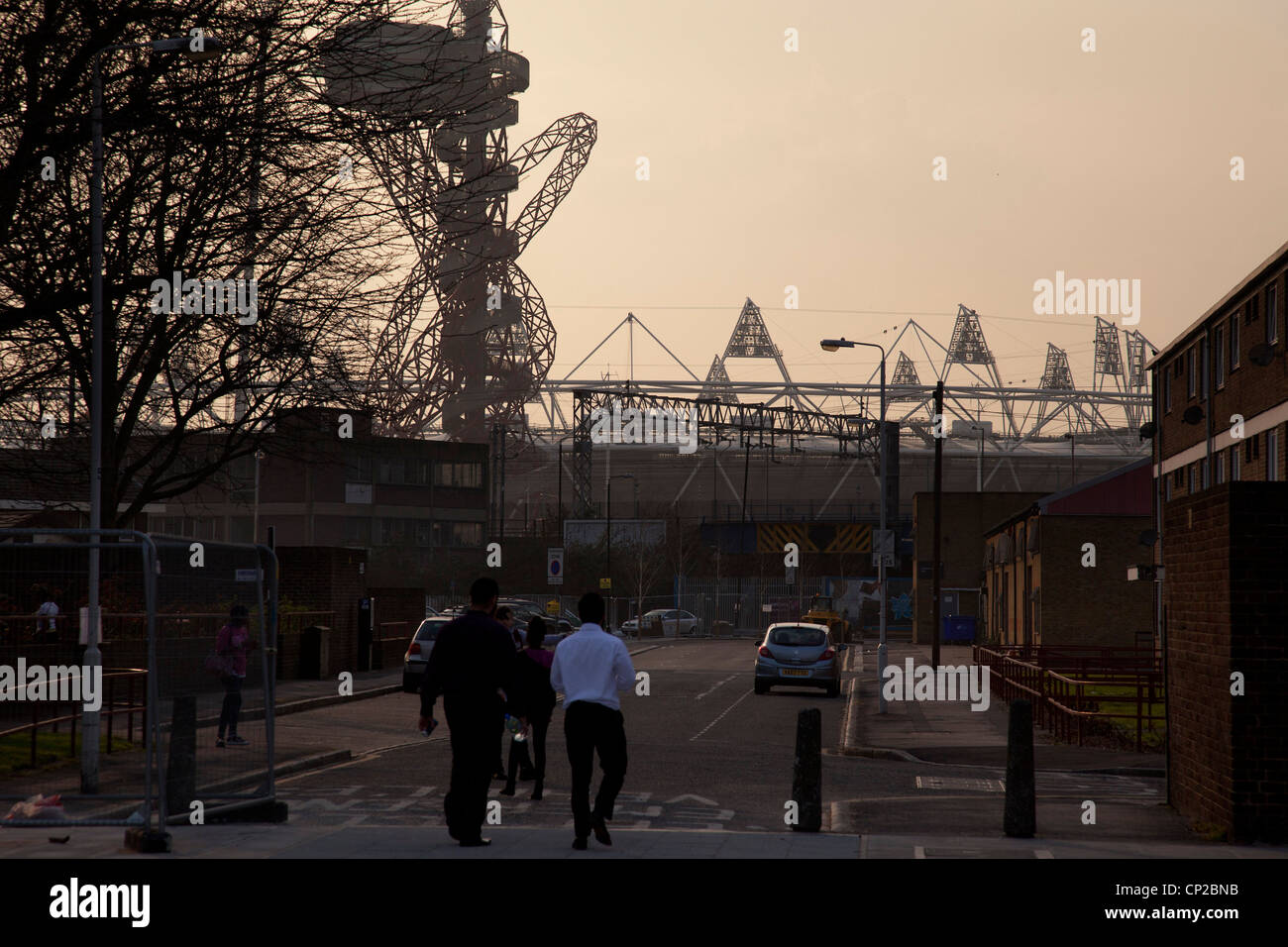 Die Szene rund um Tischler Anwesen in der Nähe der 2012 London Olympic Park in East London. Bewohner in diesem Bereich (von denen scheint es nur sehr wenige, vor allem in den Hochhäusern) sind aus vielen Gründen besorgt. Nicht zuletzt die mögliche Bedrohung, die die gesamte Anwesen Website möglicherweise veräußert, UCL (University College London). Menschen in diesem Bereich in der Regel fühlen sich sehr negativ auf die Olympischen Spiele, die sie fühlen wird nicht, sie überhaupt zu profitieren. Stockfoto