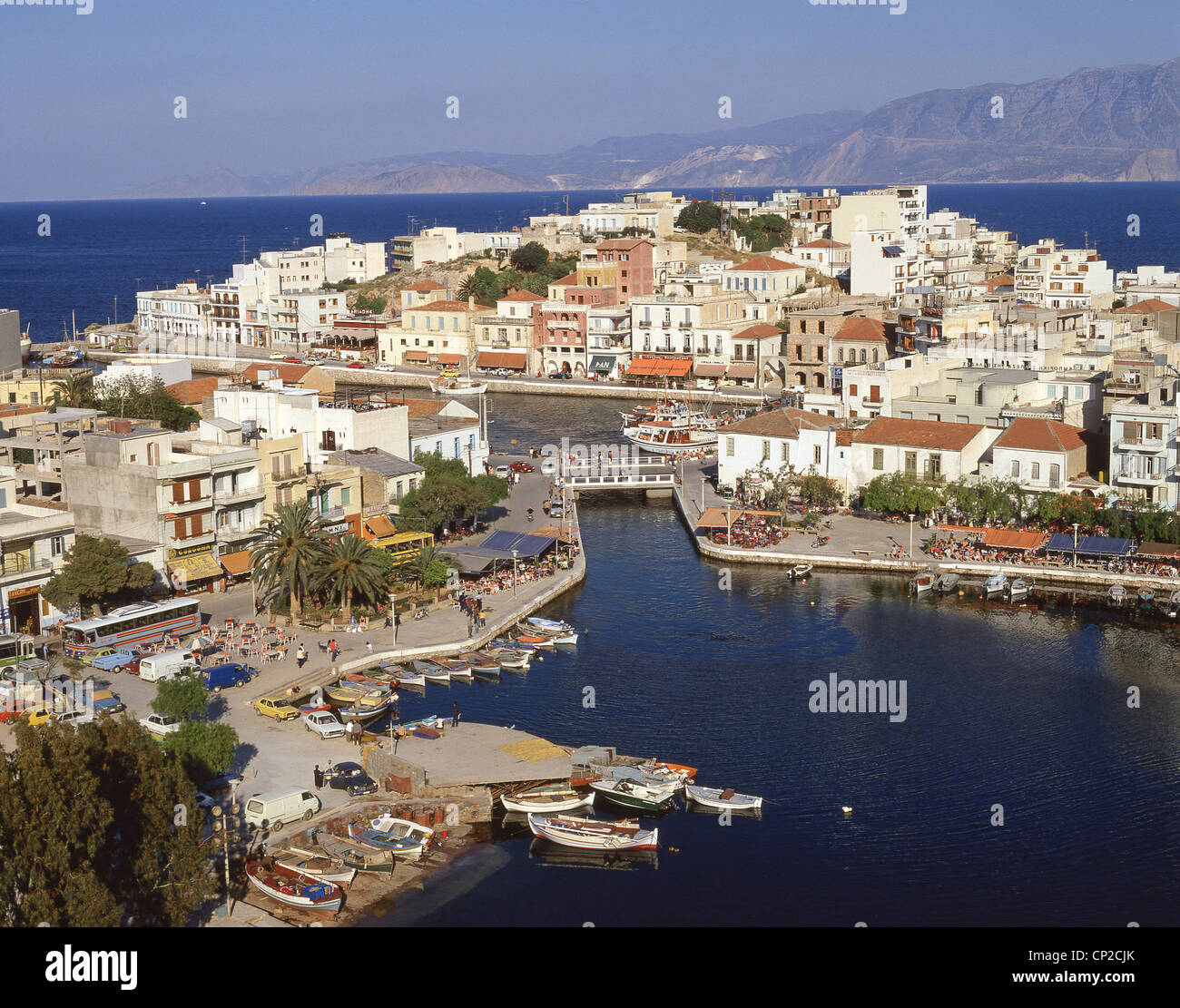 Blick auf die Stadt und den Hafen, Agios Nikolaos, Lasithi, Kreta (Kriti), Griechenland Stockfoto
