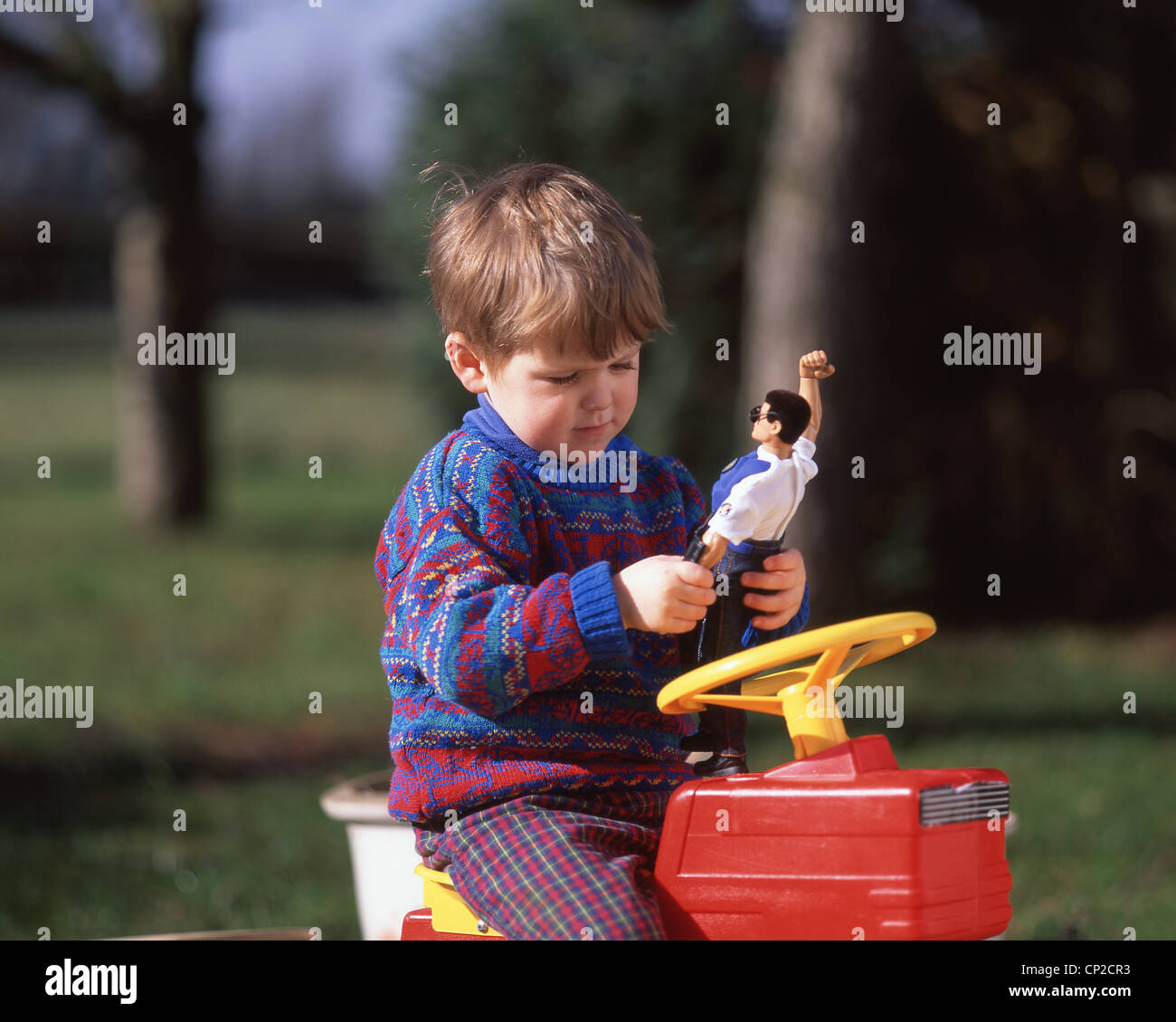 Kleiner Junge spielt mit "Aktion Mensch" Spielzeug, Winkfield, Berkshire, England, Vereinigtes Königreich Stockfoto