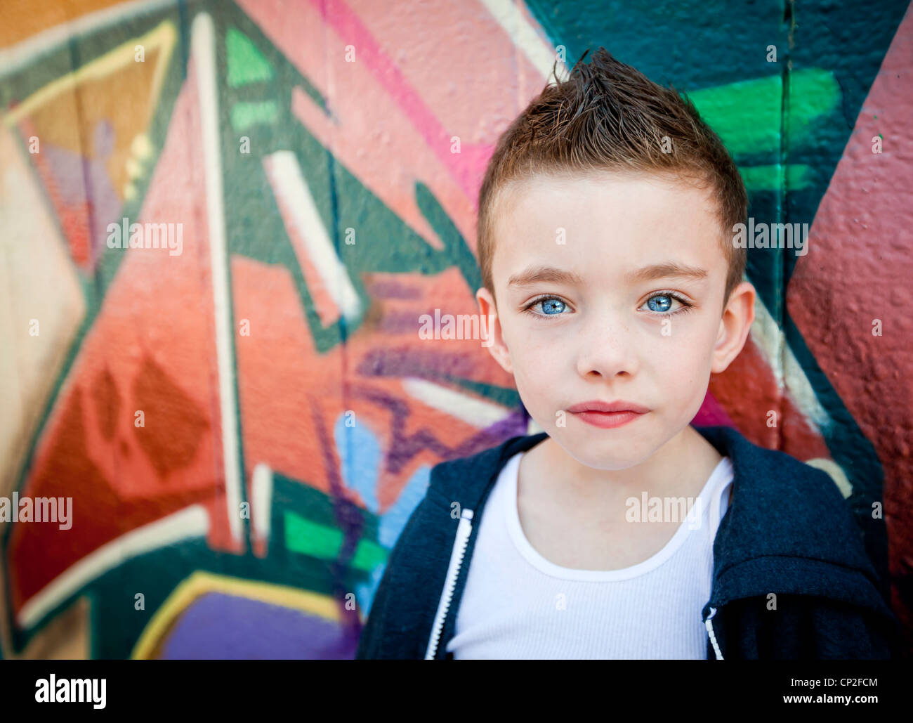 Junge gegen Graffitiwand Stockfoto