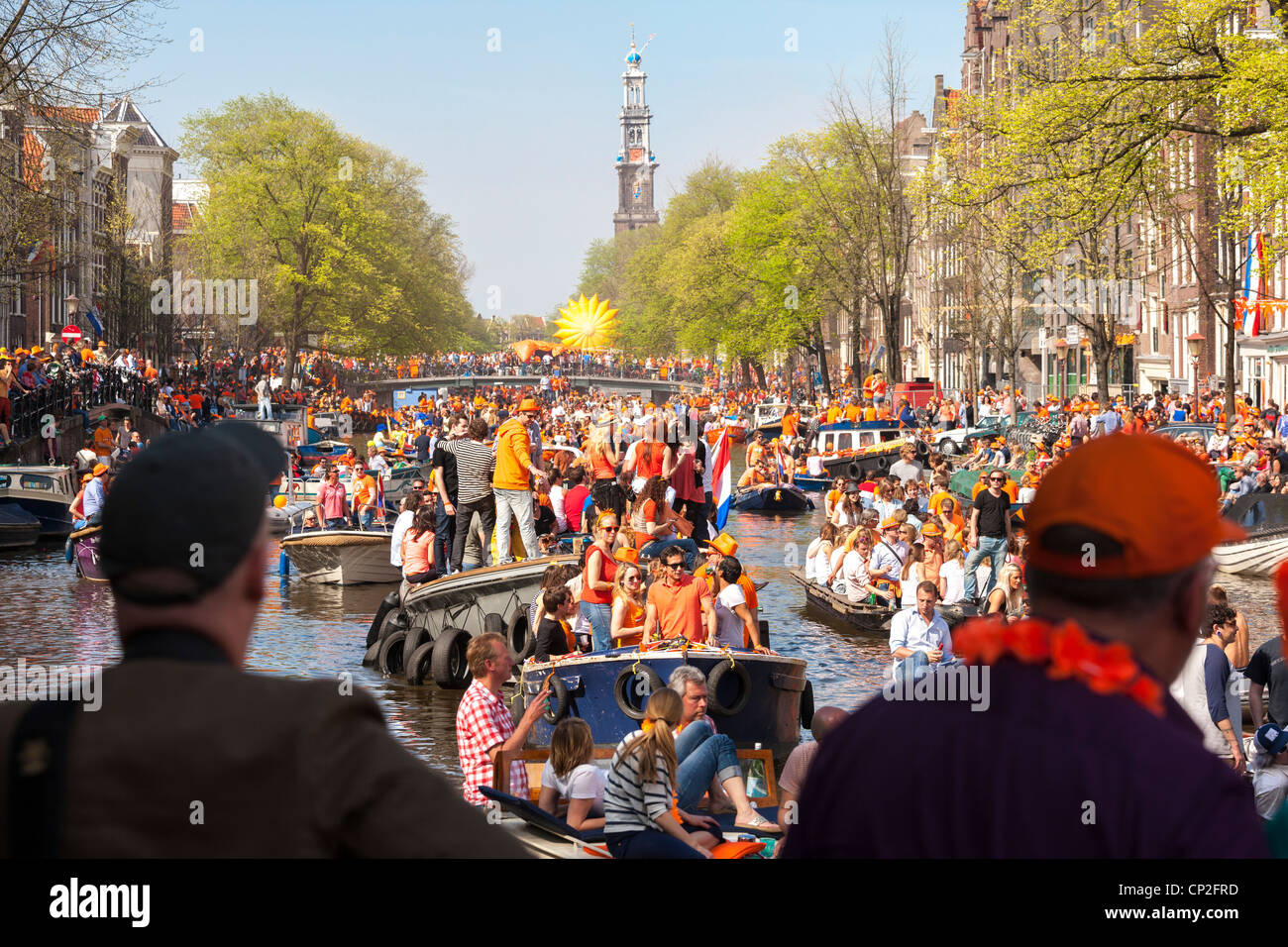 Königstag Könige Tag König Tag in Amsterdam. Kanal-Parade in der Prinsengracht. Menschen tragen Orange, Boote feiern. Stockfoto