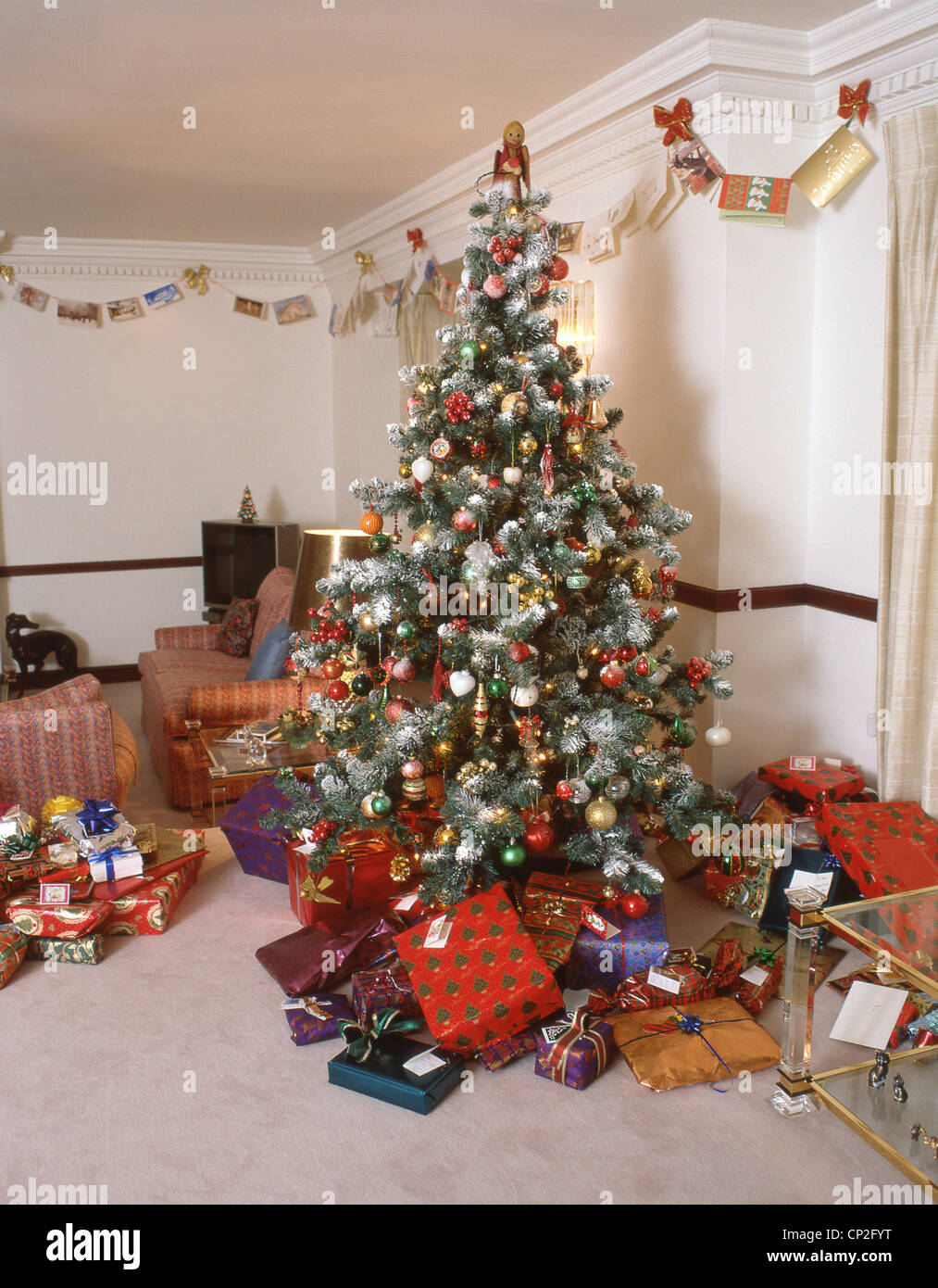 Weihnachtsbaum im Wohnzimmer des Hauses, Surrey, England, Vereinigtes Königreich Stockfoto