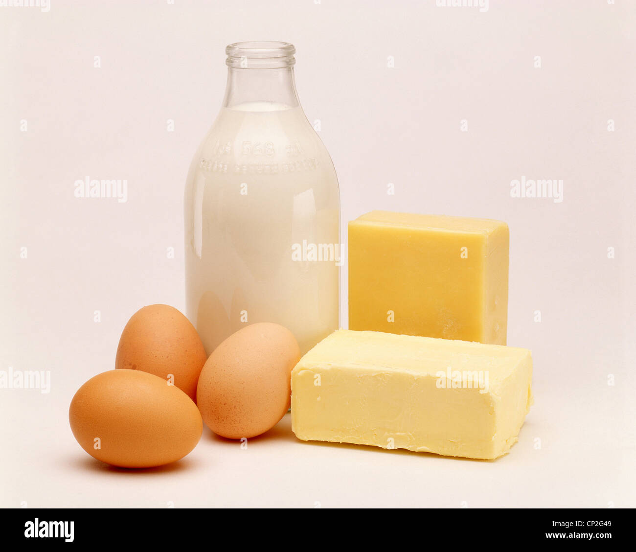 Eiern, Milch, Butter und Käse, Milchprodukte Essensauswahl, London, England, Vereinigtes Königreich Stockfoto