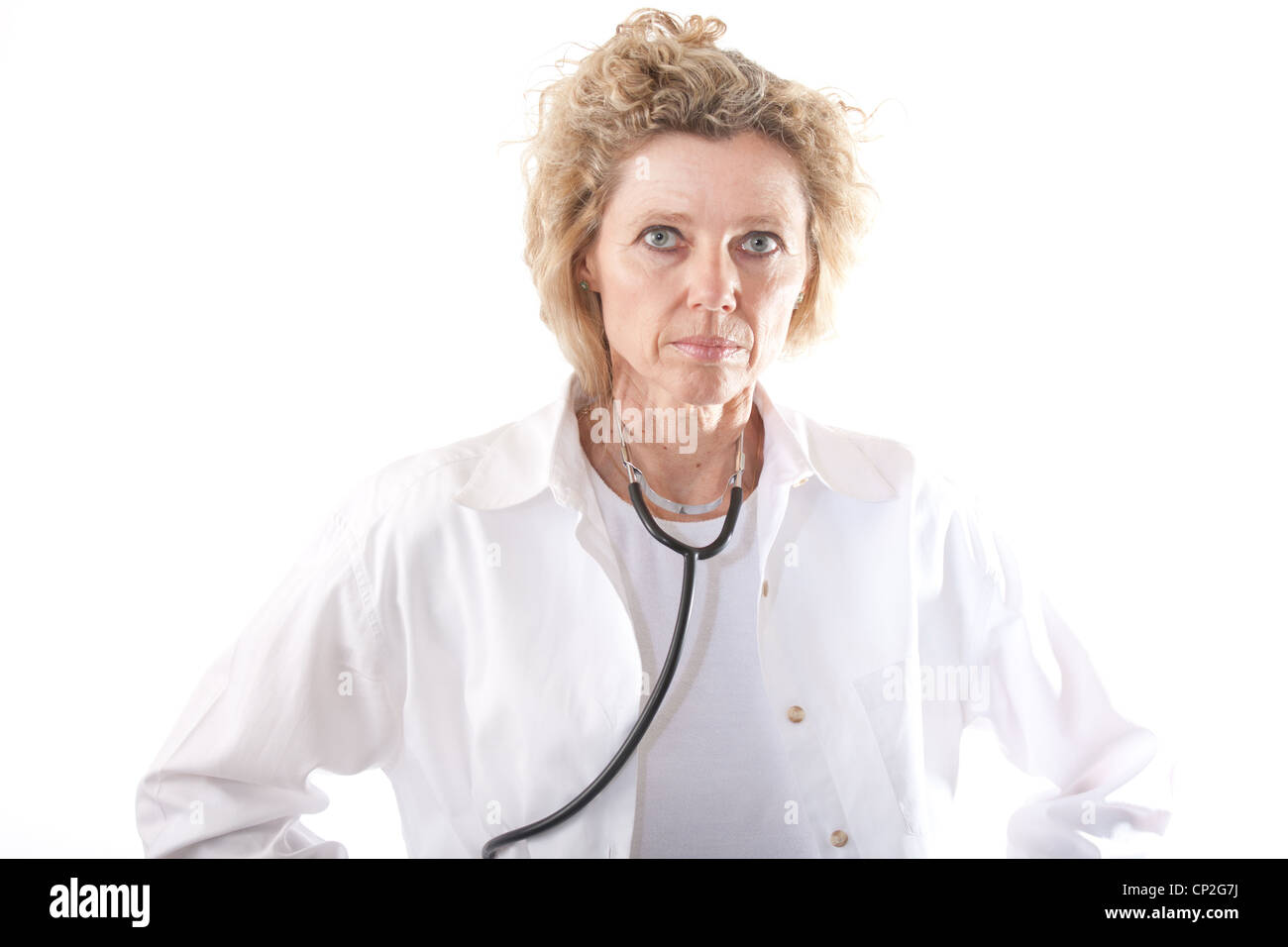 Frau Doktor mittleren Alters in Uniform mit Stethoskop Stockfoto