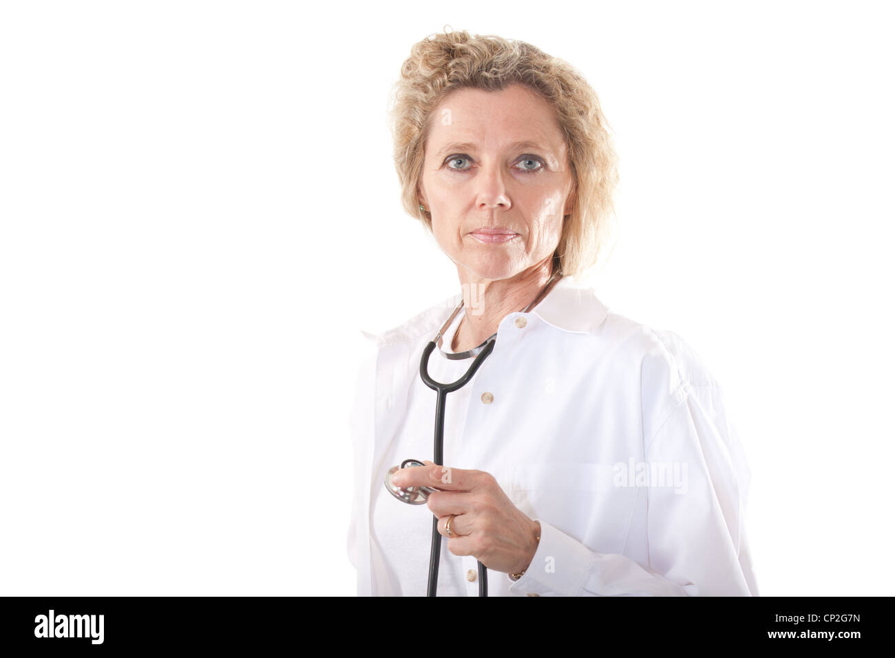 Frau Doktor mittleren Alters in Uniform mit Stethoskop Stockfoto