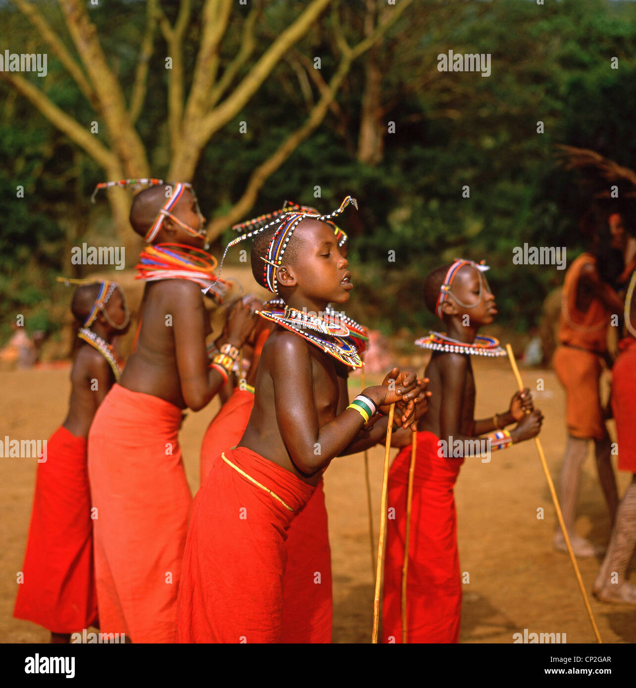 Masai Kinder spielen einen Tanz in der Masai Mara National Reserve, Narok County, Kenia Stockfoto