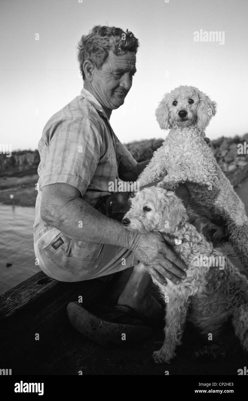 Mann mit seinen Hunden, Derby, Western Australia Stockfoto