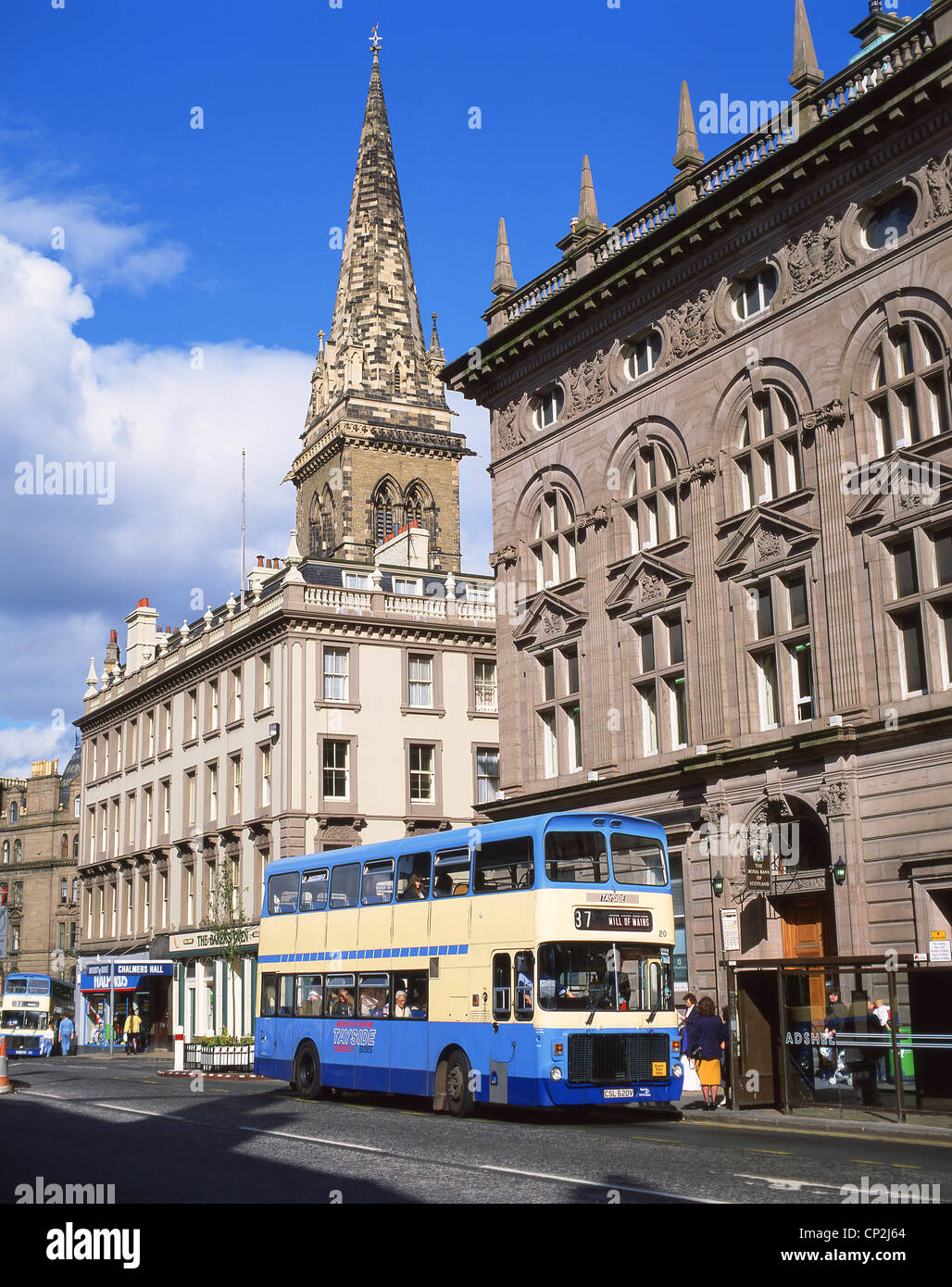 Blick auf die High Street zeigt St. Pauls Kathedrale, Dundee, Stadt Dundee, Schottland, Vereinigtes Königreich Stockfoto