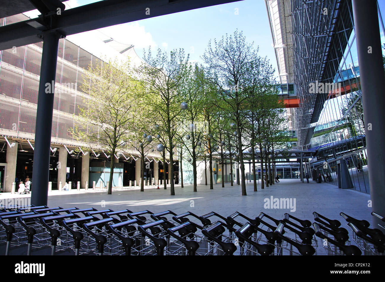 Innenhof & Wagen zum Flughafen Heathrow Terminal 5. London Borough of Hounslow, Greater London, England, United Kingdom Stockfoto