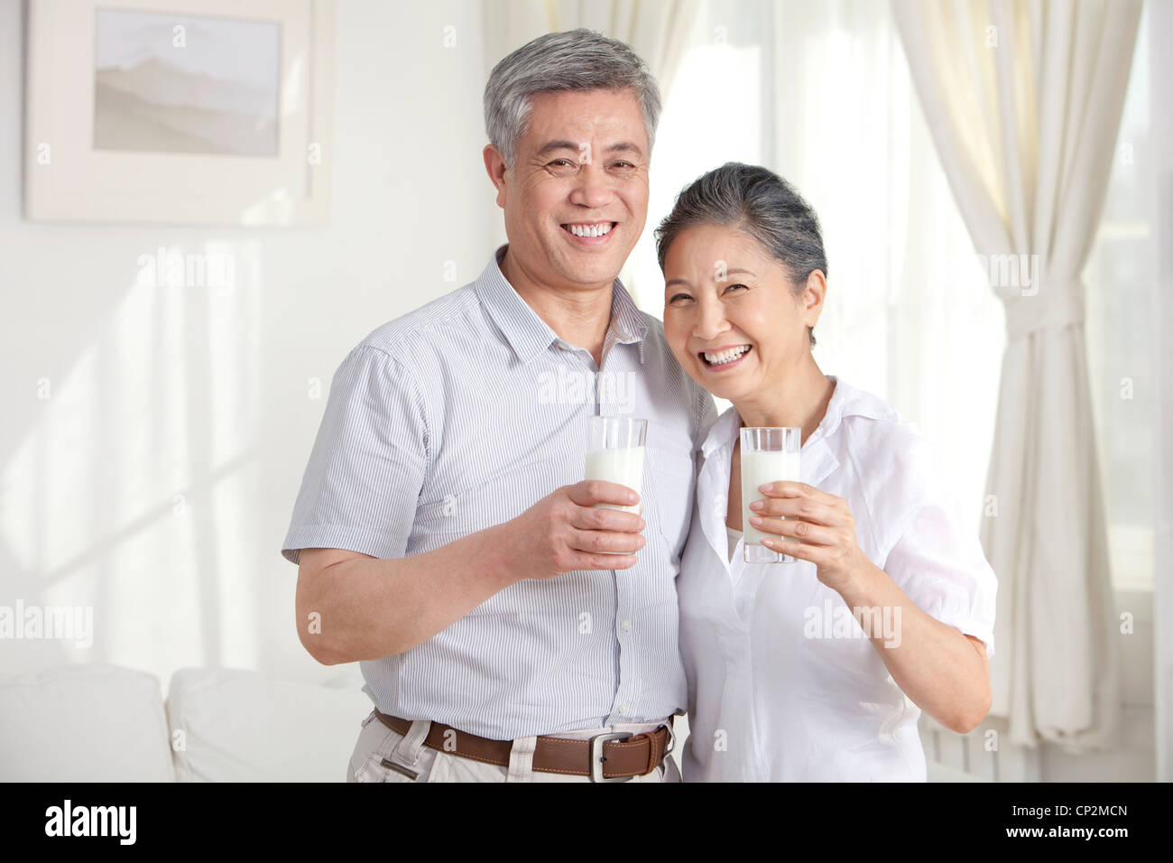 Älteres Paar mit frischer Milch Stockfoto
