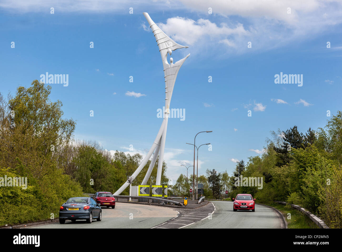 In den Schatten der Gateshead Wahrzeichen von mehr als 25 Fuß, und die höchste öffentliche Kunstwerke. 'Engel von Warrington" durch sclptor Stephen Broadbent am Ossiacher See. Stockfoto