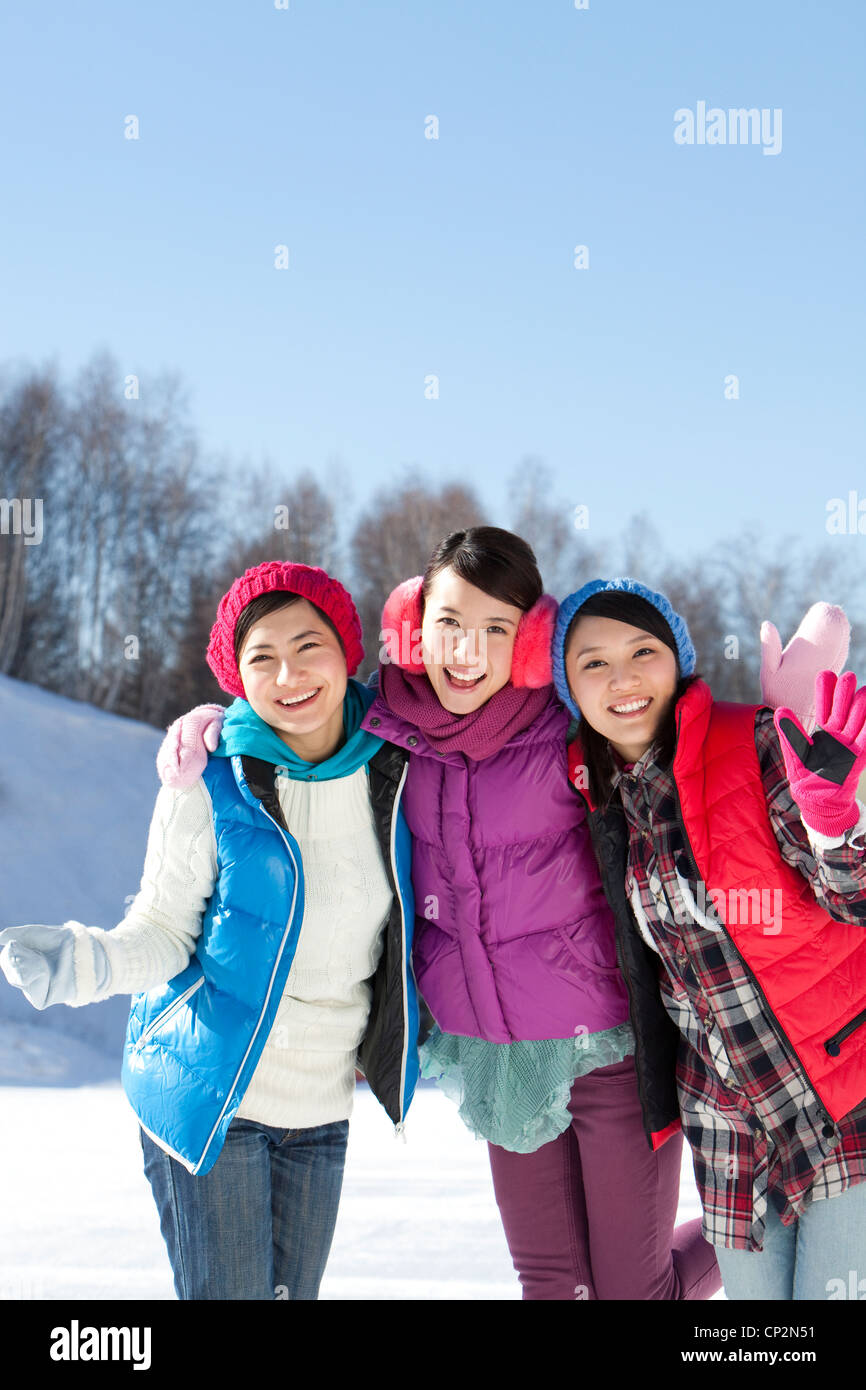 Glückliche junge Frauen im Skigebiet Stockfoto