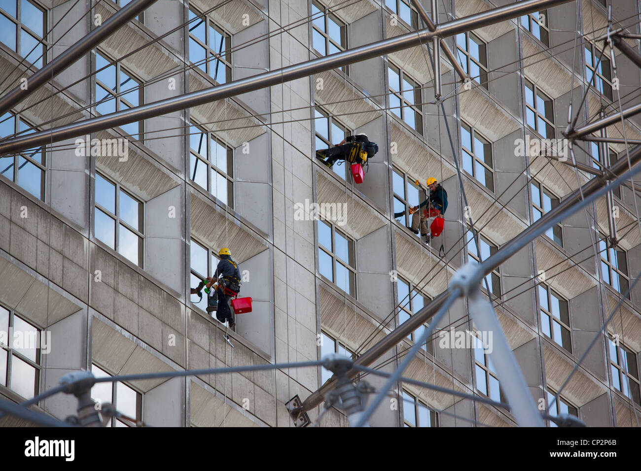 Fenster-Scheiben, die Reinigung der Fenster von der Grande Arche De La Defense in Paris Stockfoto