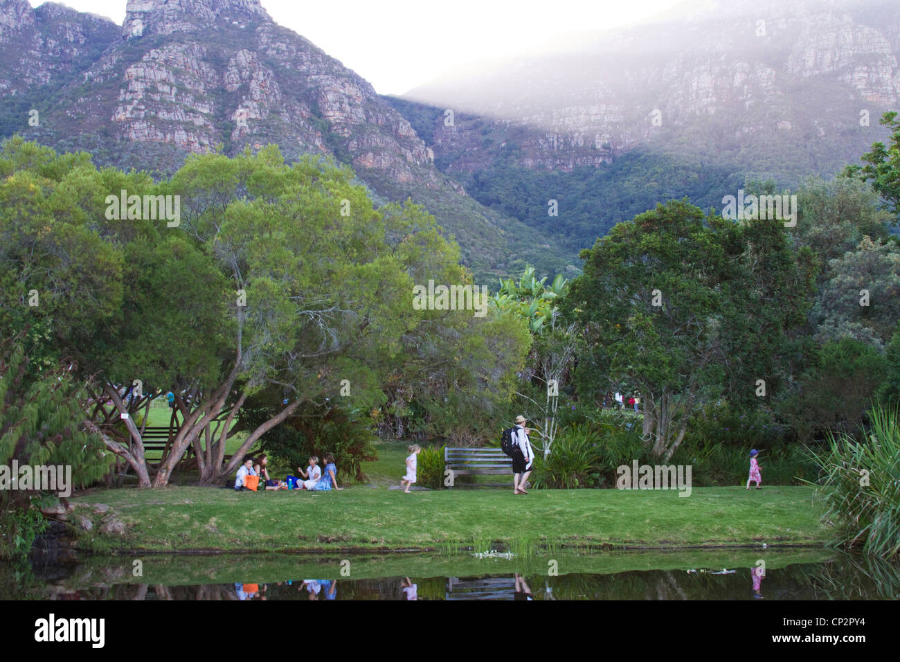 Familien-Picknick in den Botanischen Garten von Kirstenbosch Stockfoto