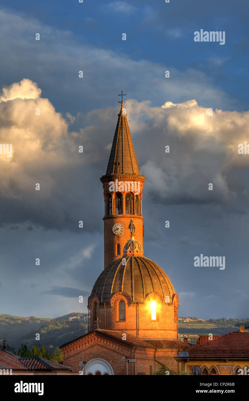 Vertikal ausgerichtete Bild der Madonna Moretta katholische Kirche bei Sonnenuntergang in Alba, Norditalien. Stockfoto