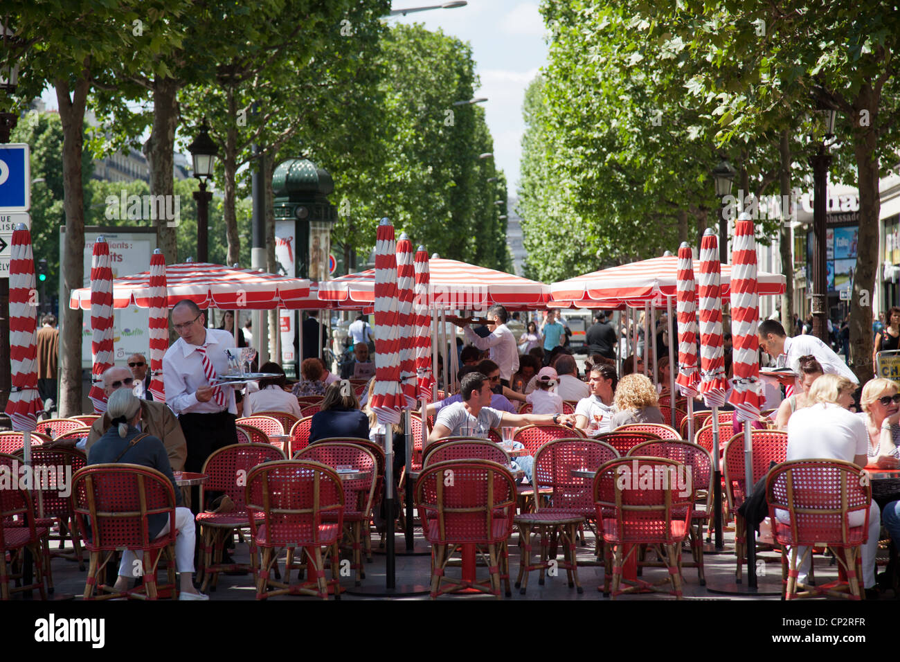 Cafés im Freien entlang der Avenue des Champs-Elysées in Paris Frankreich Stockfoto