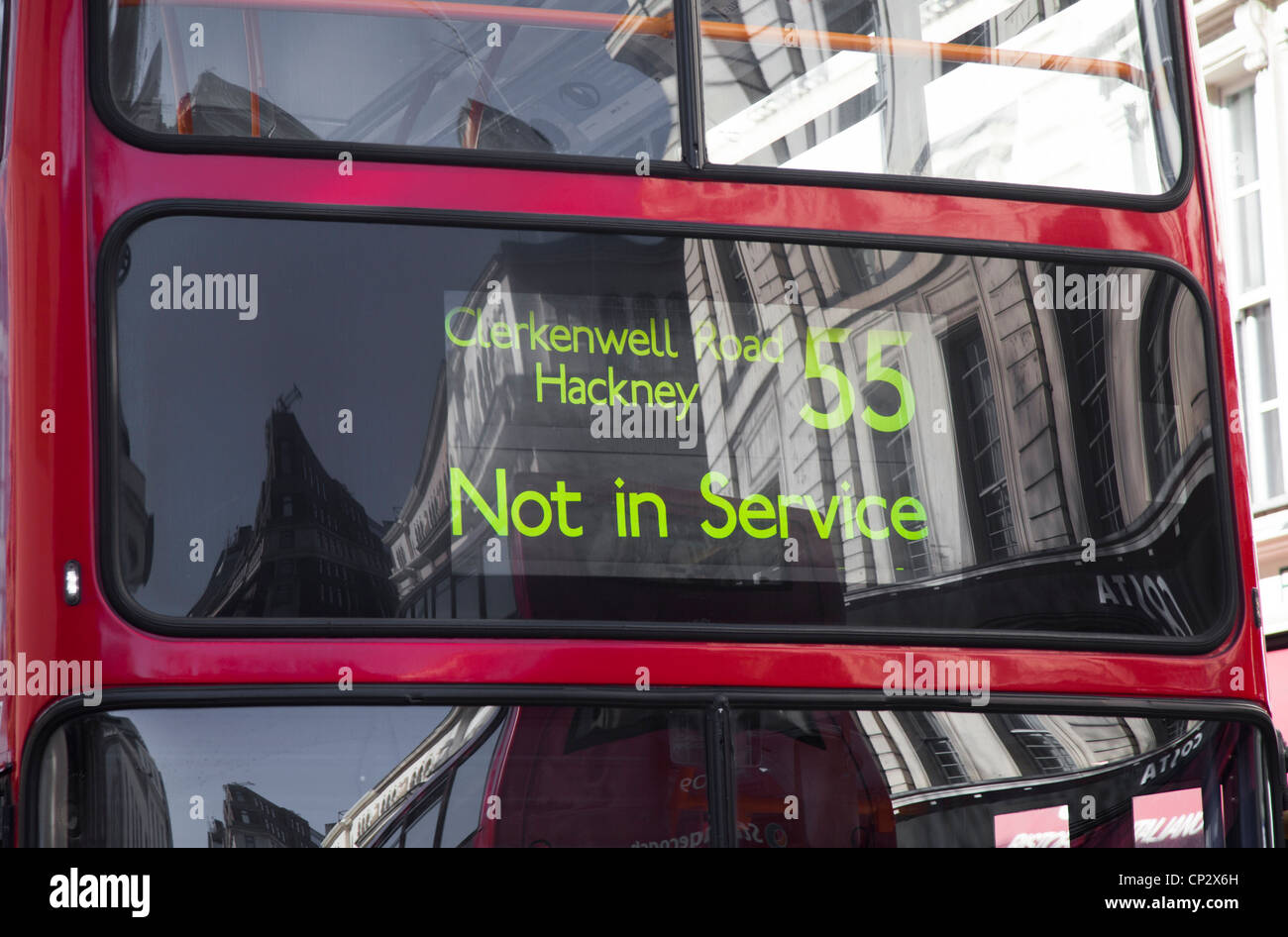 London Bus Nr. 55 zeigt eine nicht in Service-Zeichen Stockfoto