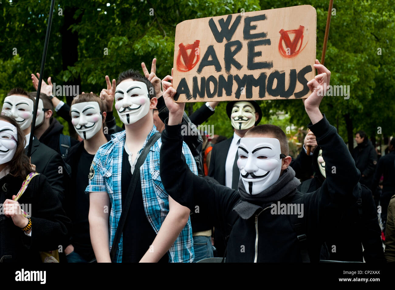Paris Frankreich - Demonstranten mit einer anonymen Maske schließt sich den wütenden Marsch. Stockfoto