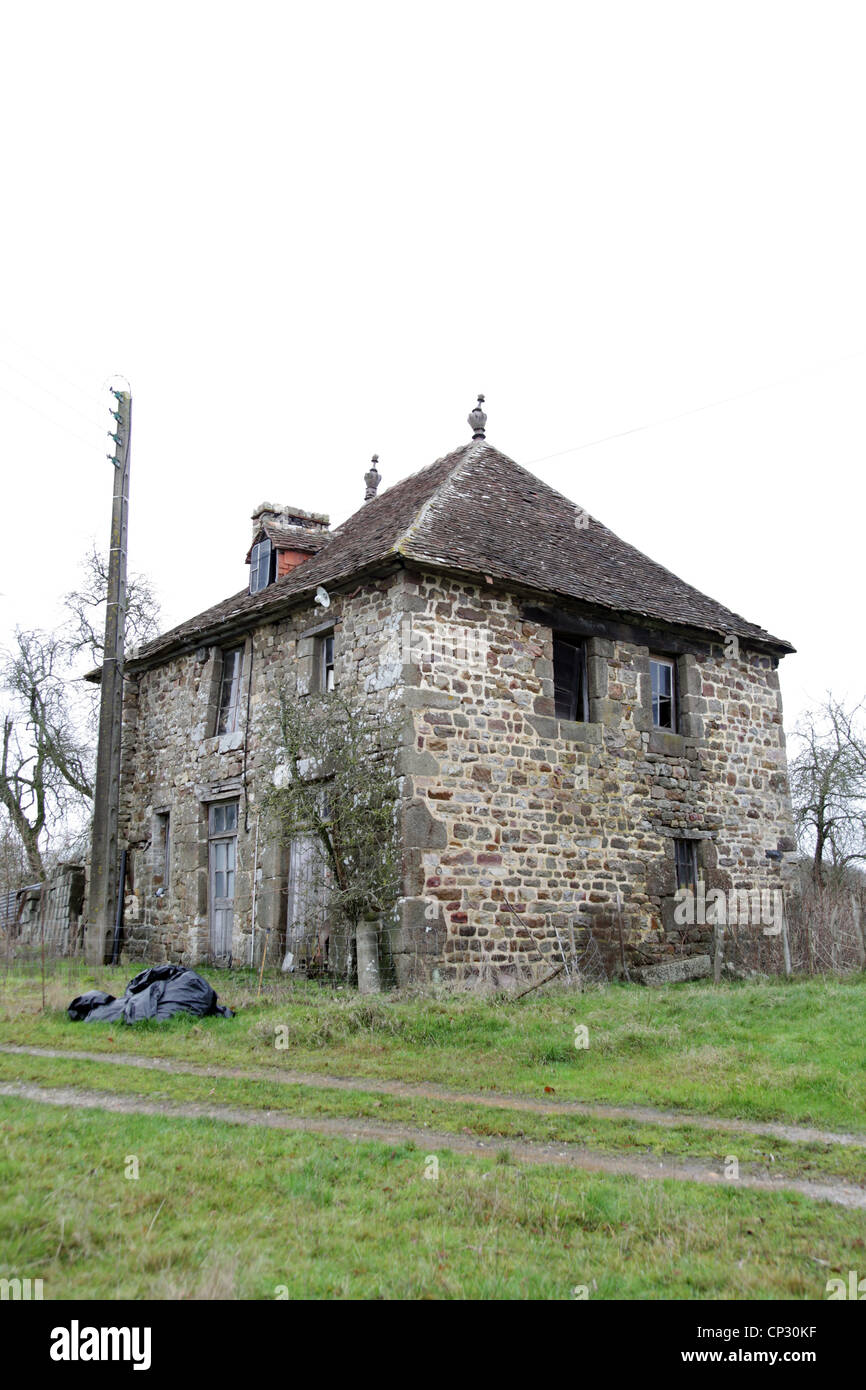 Es ist ein Foto eines alten Hauses in Stein in der Normandie im Land von Frankreich. Es bricht fast zusammen. Es ist verlassen und gebrochen. Stockfoto