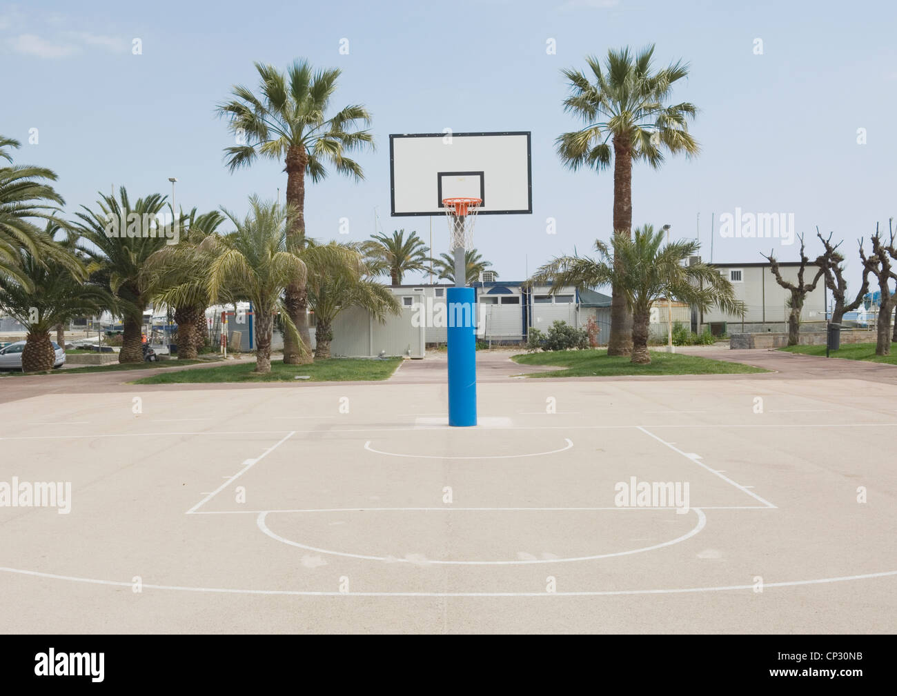 Basketball-Platz mit Palmen, Arma di Taggia, Italien. Stockfoto