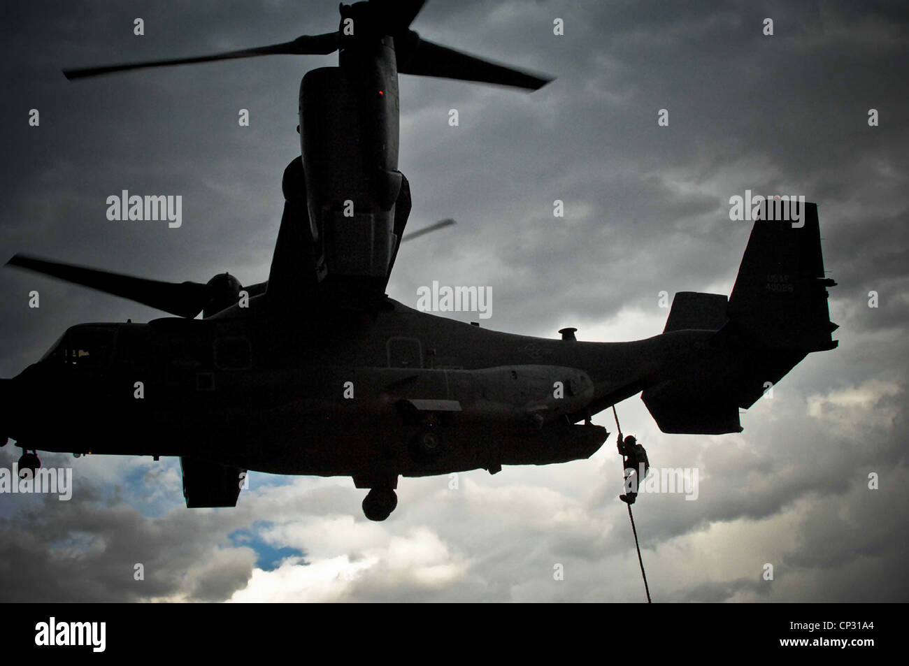 Sonderbetrieb der US-Armee Truppen schnell-Seil aus einer v-22 Osprey Flugzeug während einer Trainingsmission 11. Juli 2009 am Hintern Army Air Field, Colorado. Stockfoto
