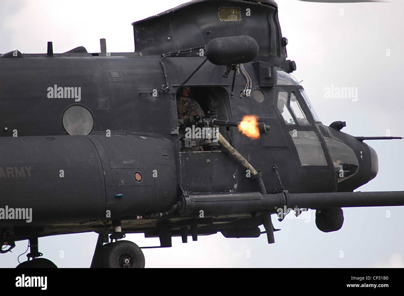 US Army special Operations Tür Kanonier feuert eine M134 Minigun auf ein CH-47 Chinook während einer Übung 4. Januar 2004 in Fort Bragg, NC. Stockfoto