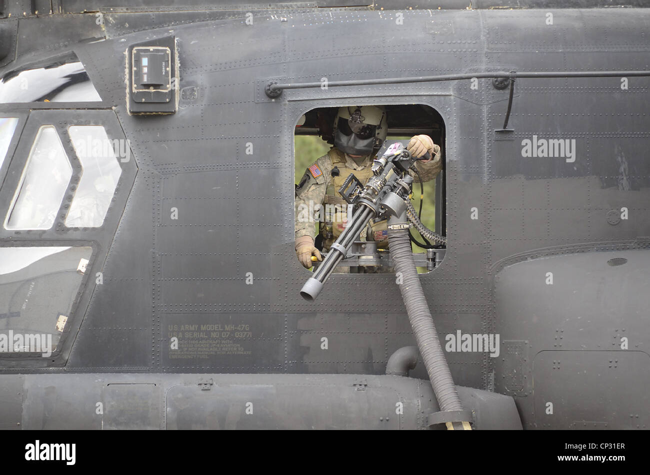 US Army Spezialoperationen Tür Kanonier trägt eine Maske Wahrung eine M134 Minigun auf ein CH-47 Chinook vom 160th Special Operations Aviation Regiment Army Airfield Simmons mans 23. April 2012 Fort Bragg, NC. Das Team beteiligt sich 2012 US Armee Special Operations Befehl Ca Stockfoto