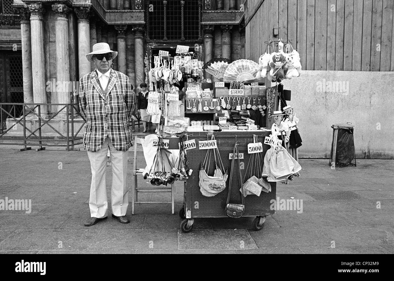 Ein Stall-Inhaber mit Souvenirs in Venedig Stockfoto