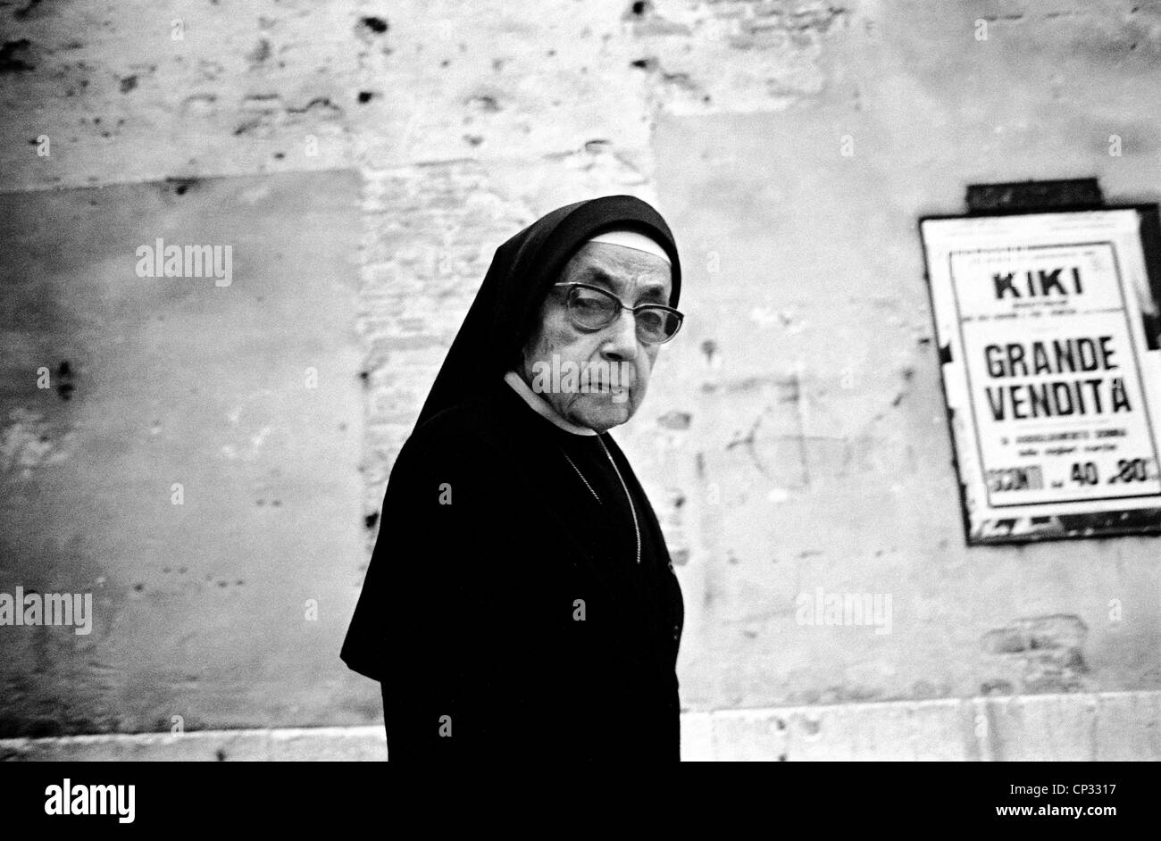 Eine Nonne Spaziergänge durch Venedig Stockfoto