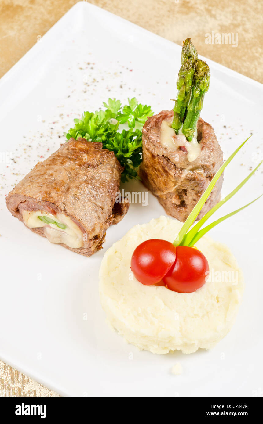 Fleisch vom Grill Brötchen vom Rindfleisch mit Mozzarella, Schinken ...