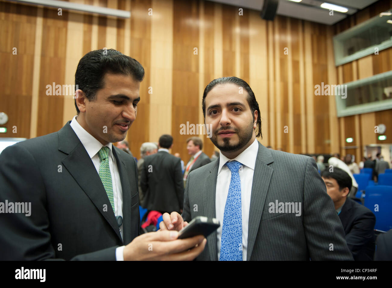 Diplomaten sprechen mit einander während des ersten vorbereitenden Treffen-Zyklus für 2015 Nuclear Non-Proliferation Treaty. Stockfoto