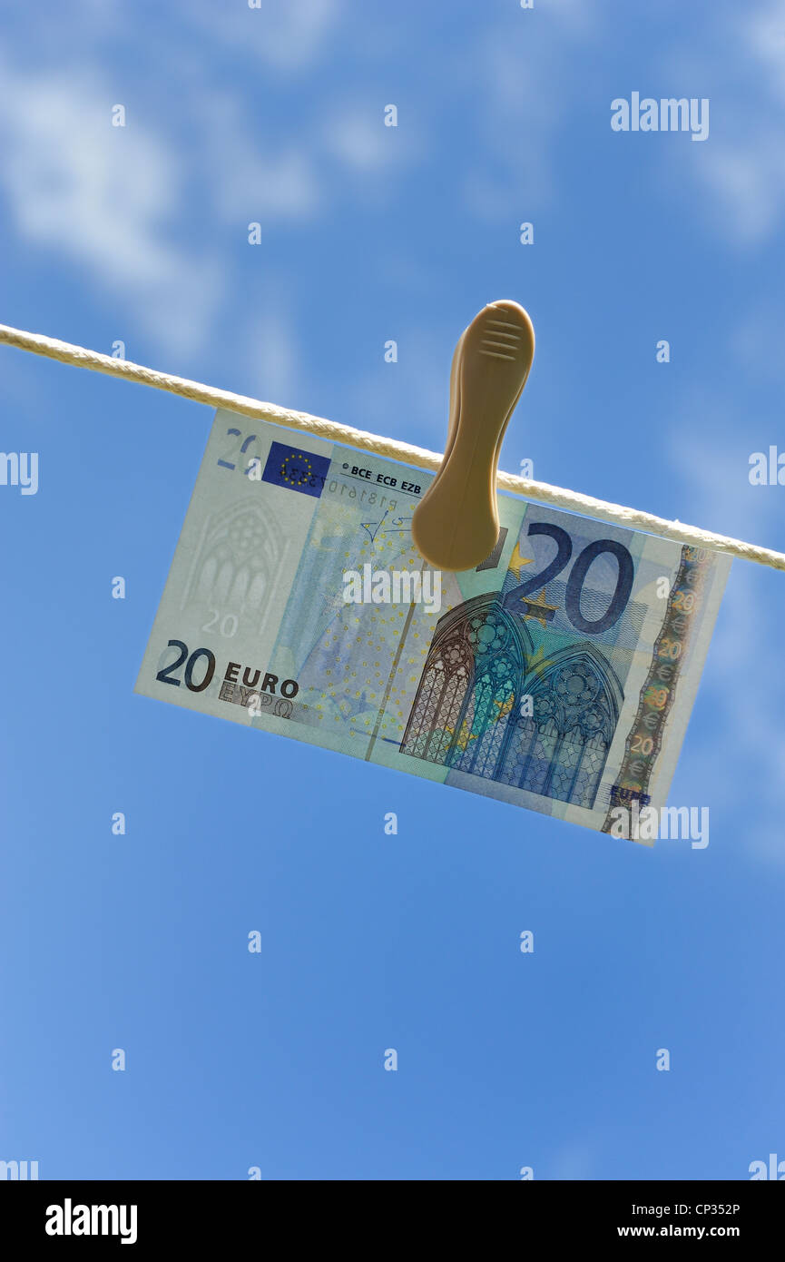 -Euro-Schein auf eine Wäscheleine mit blauen Himmel und Wolken im Hintergrund England uk Stockfoto