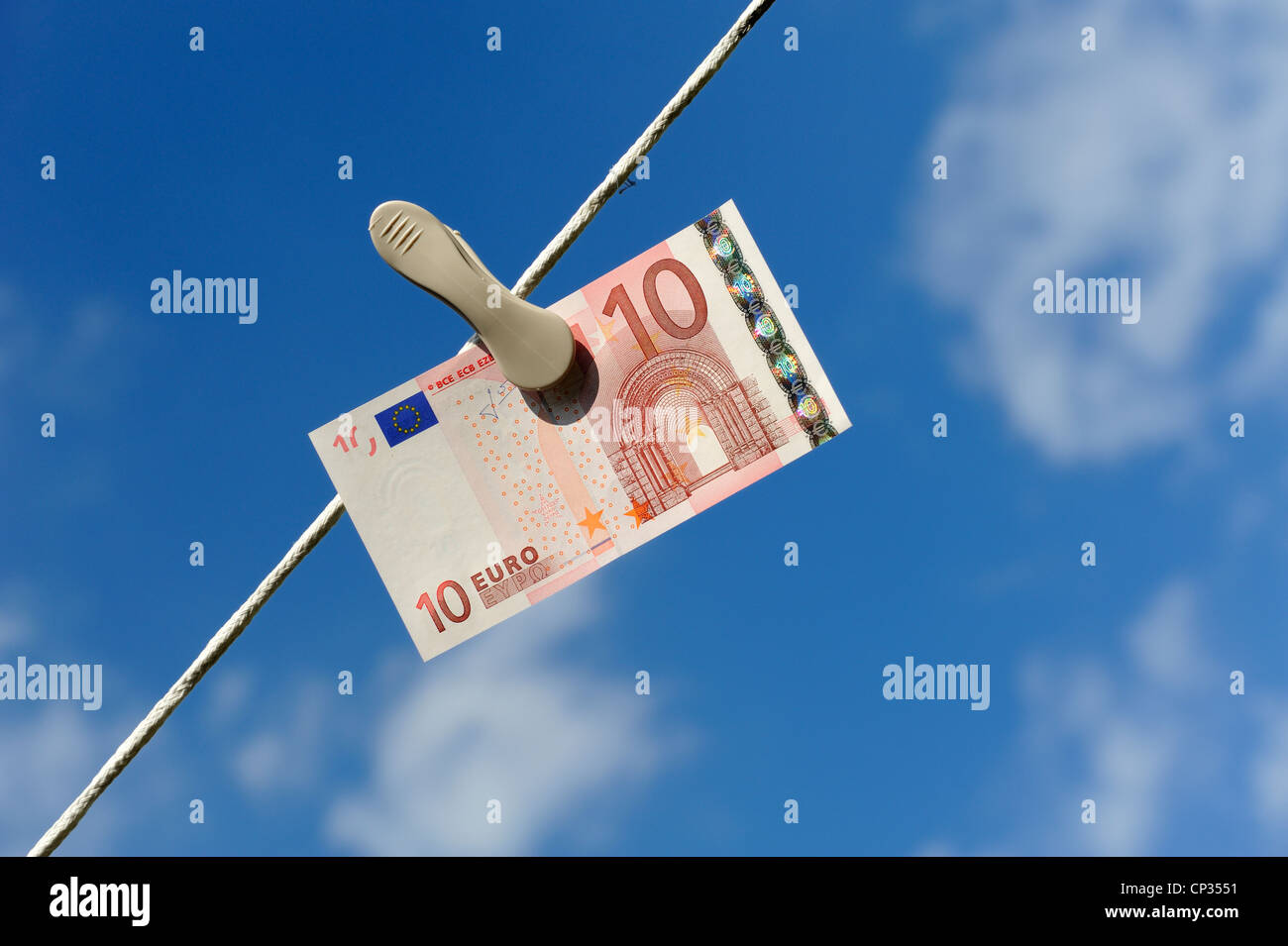 -Euro-Schein auf eine Wäscheleine mit blauen Himmel und Wolken im Hintergrund England uk Stockfoto